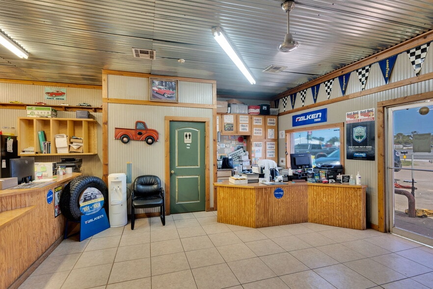 More Photos Of 475 W Commerce St, Fairfield Auto Salvage Facility For Sale