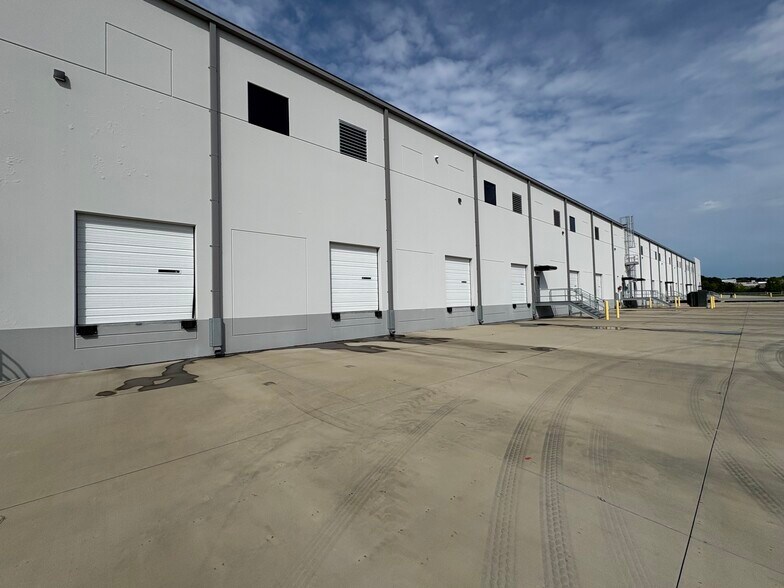 More Photos Of 335 Tanner Price Way, Greenville Warehouse For Lease