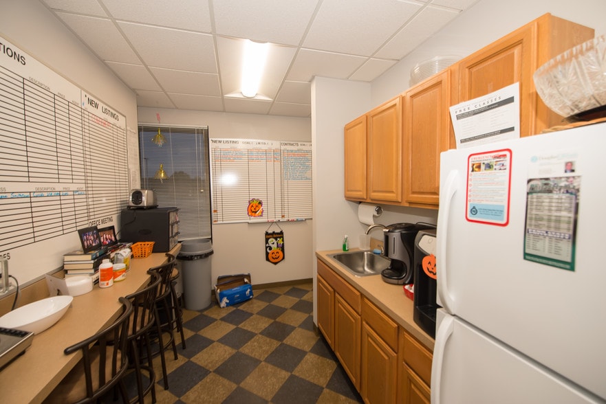 More Photos Of 996 W Jericho Tpke, Smithtown Office For Lease