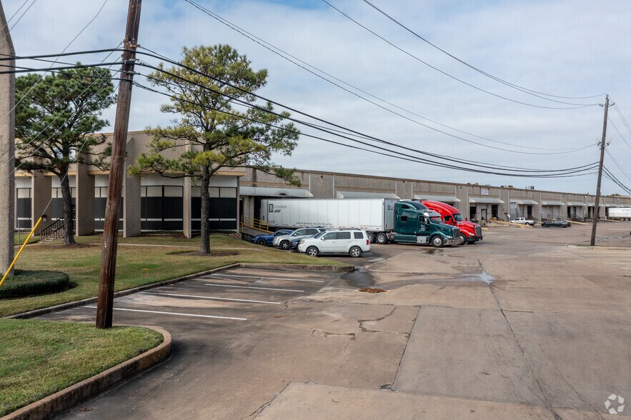 More Photos Of 5957-5973 S Loop Fwy E, Houston Warehouse For Lease