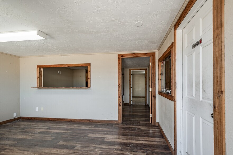 More Photos Of 910 E Church St, Livingston Service For Sale