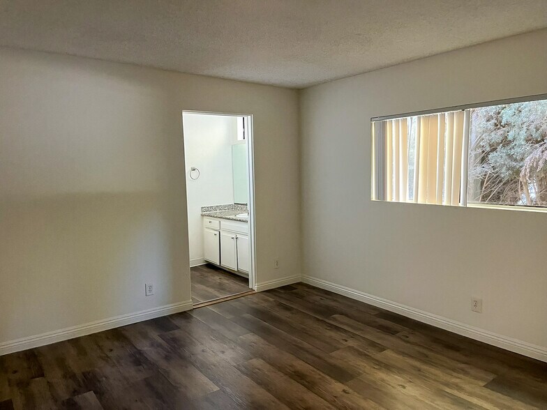 More Photos Of 13956 Vanowen St, Van Nuys Apartments For Sale