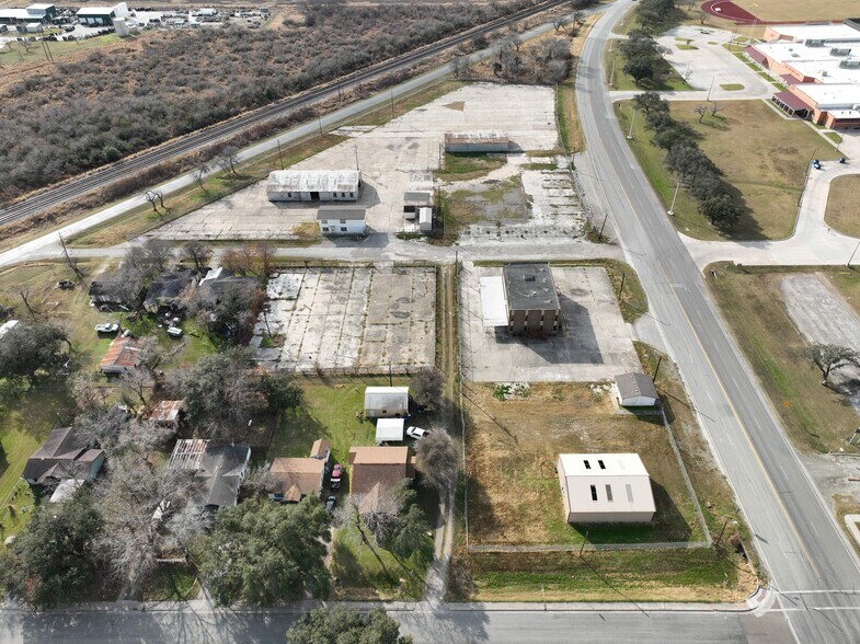 More Photos Of 917 U.S. 77, Sinton Manufacturing For Sale