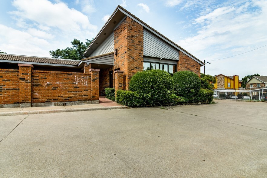 Primary Photo Of 2231 Peggy Ln, Garland Medical For Sale
