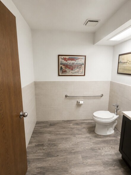 More Photos Of 21561-21591 Surveyor Cir, Huntington Beach Manufacturing For Sale