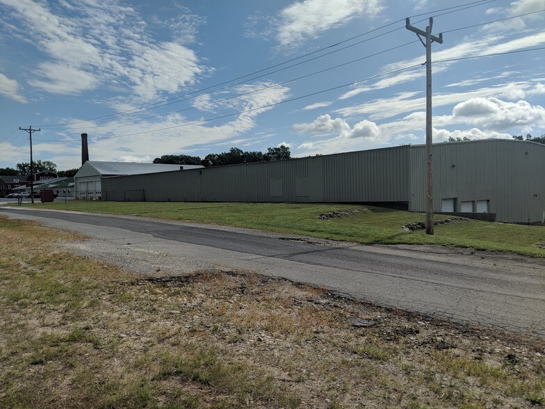 More Photos Of 33 Elm St, Merrimack Warehouse For Lease