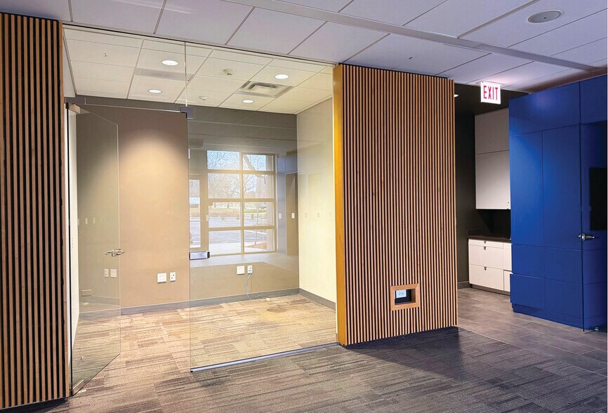 More Photos Of 320 W Diehl Rd, Naperville Bank For Lease