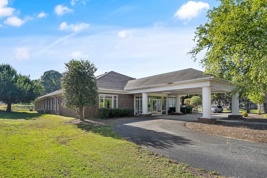 More Photos Of 303-305 Tilghman Dr, Dunn Medical For Lease