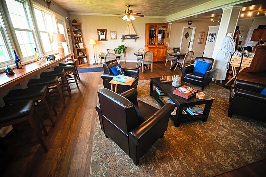 More Photos Of 5653 Lake Rd, Geneva Hotel For Sale