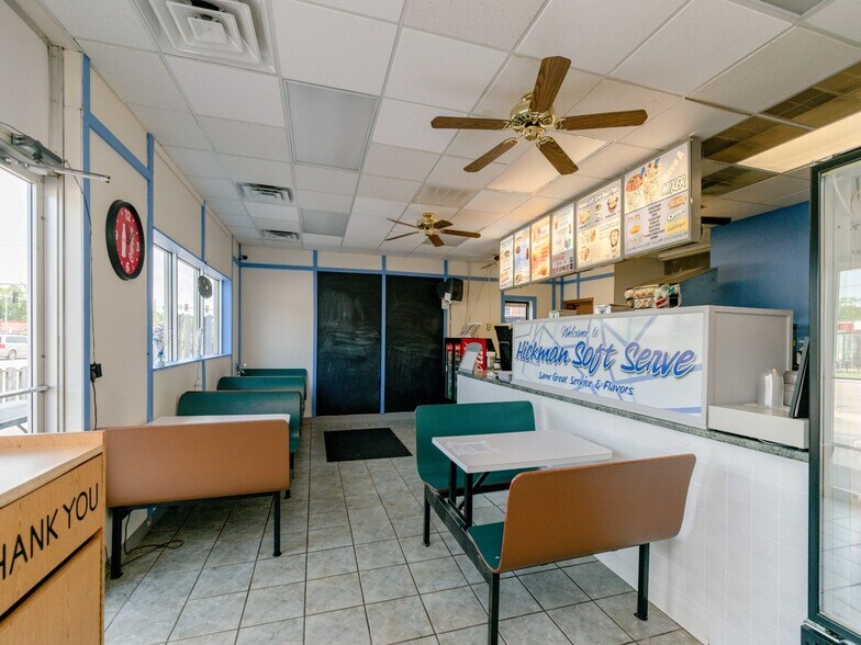 More Photos Of 5814 Hickman Rd, Urbandale General Retail For Sale