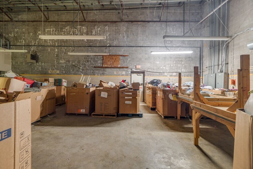 More Photos Of 2031 E Madison Ave, Bastrop General Retail For Lease