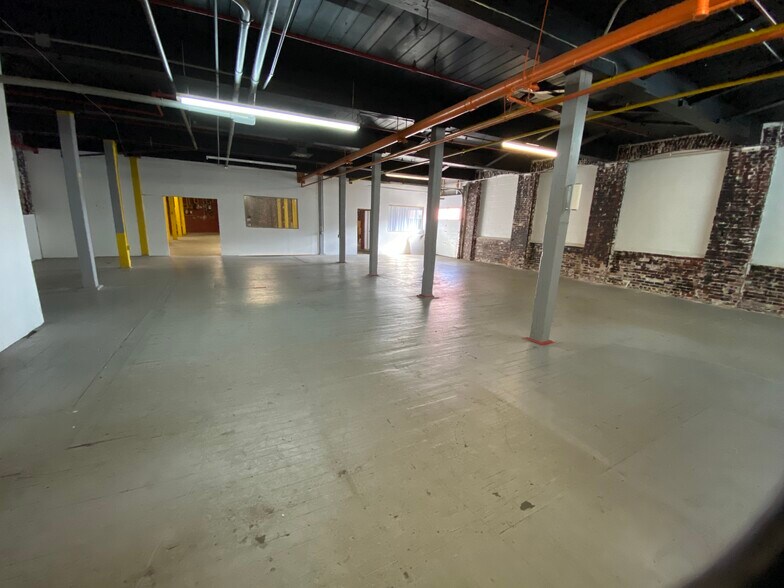 More Photos Of 25 Esten Ave, Pawtucket Showroom For Lease