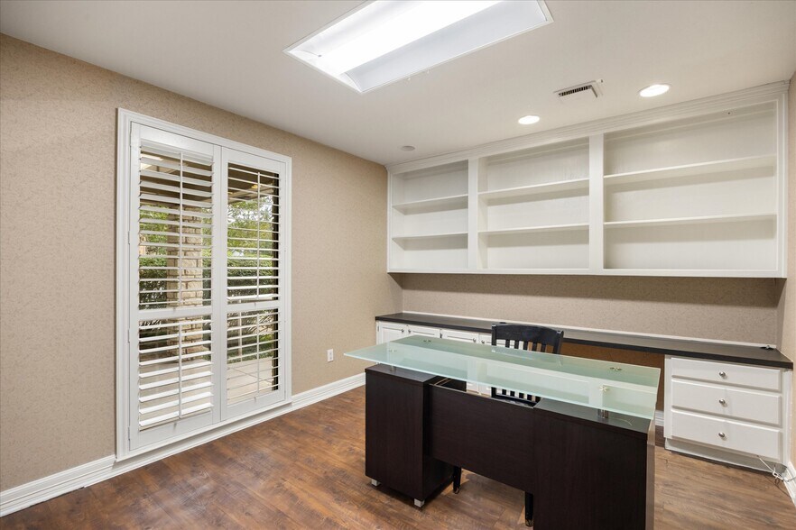 More Photos Of 310 W Bluff St, Granbury Office For Sale