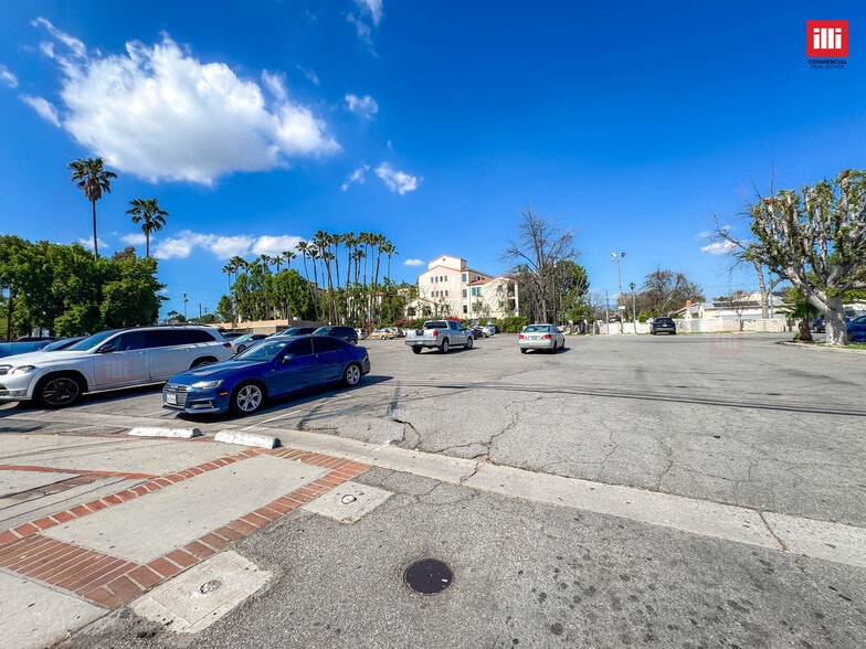 More Photos Of 18353 Sherman Way, Reseda Storefront Retail Office For Lease