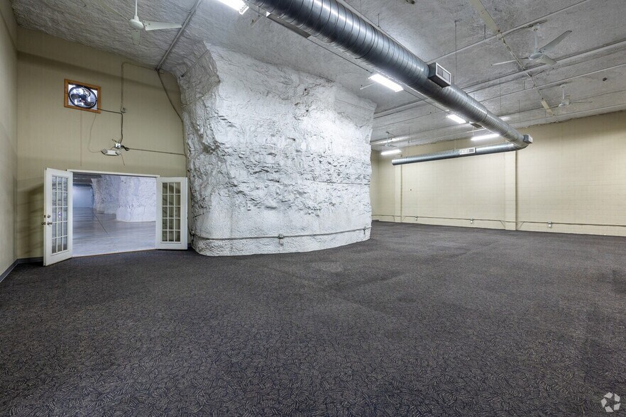 More Photos Of 1600 N State Route 291, Independence Warehouse For Lease