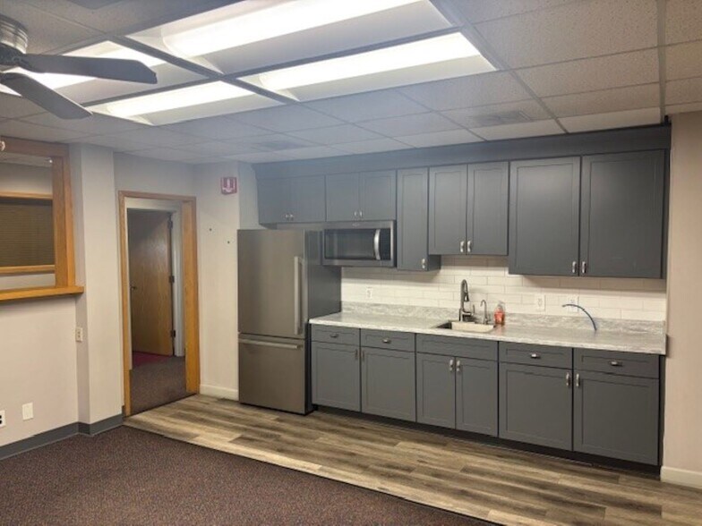 More Photos Of 33900 Schoolcraft Rd, Livonia Office For Sale