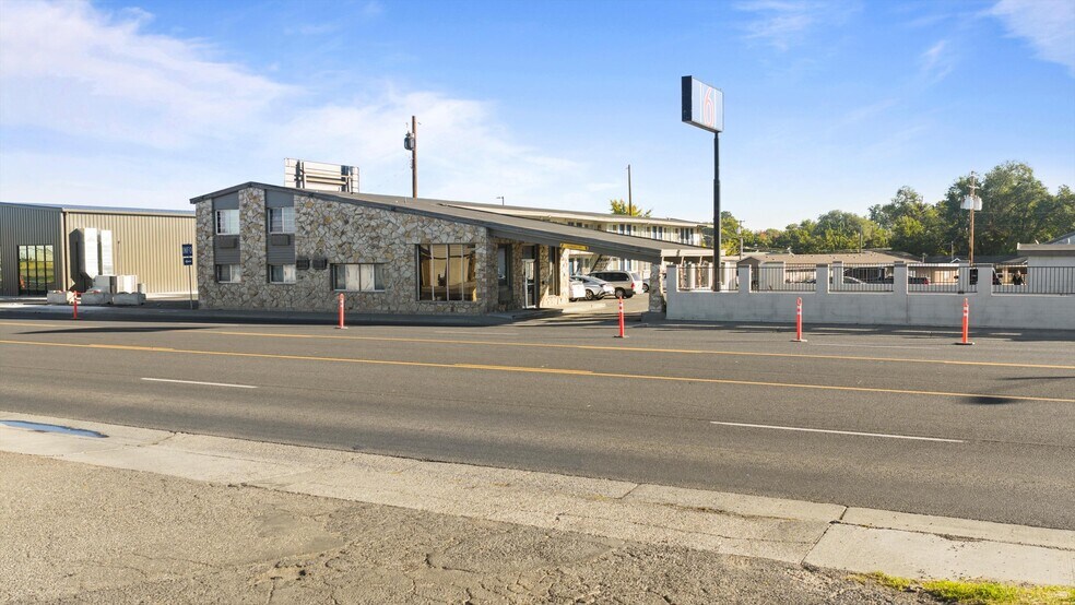 More Photos Of 635 S Highway 395, Hermiston Hotel For Sale