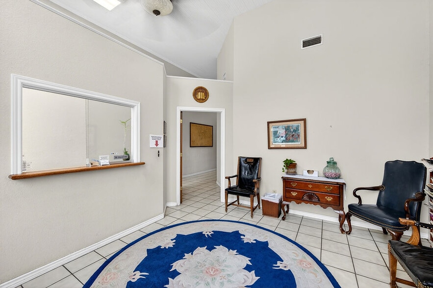 More Photos Of 110 E Corsicana St, Athens Office For Sale