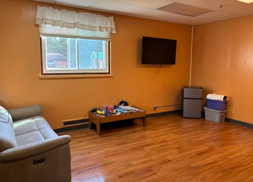 More Photos Of 605 E 4th Ave, Brodhead Office For Sale