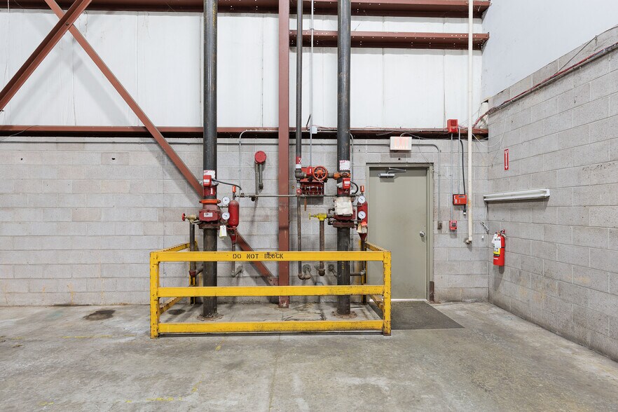 More Photos Of 479 Swanson Dr, Dresden Manufacturing For Lease