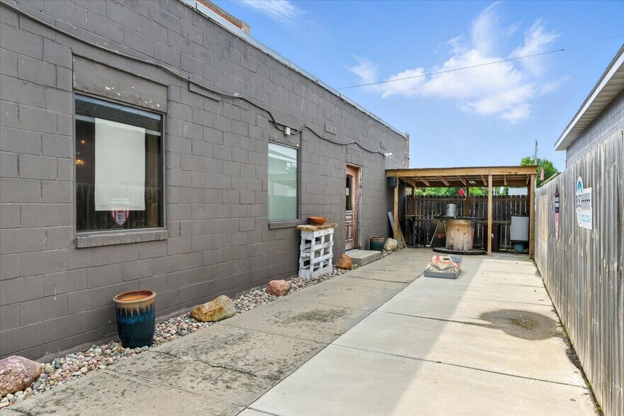 More Photos Of 501-503 Iowa Ave, Essex Storefront Retail Residential For Sale