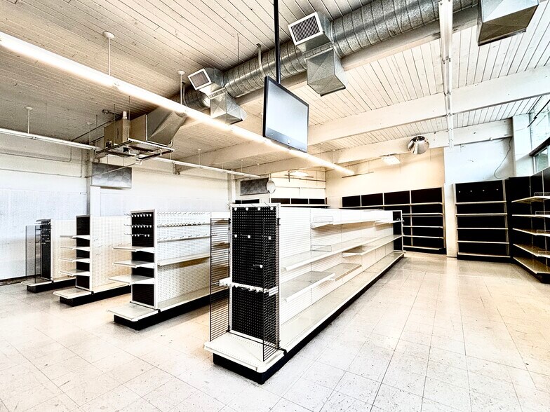 More Photos Of 1012 Commercial St NE, Salem Freestanding For Lease