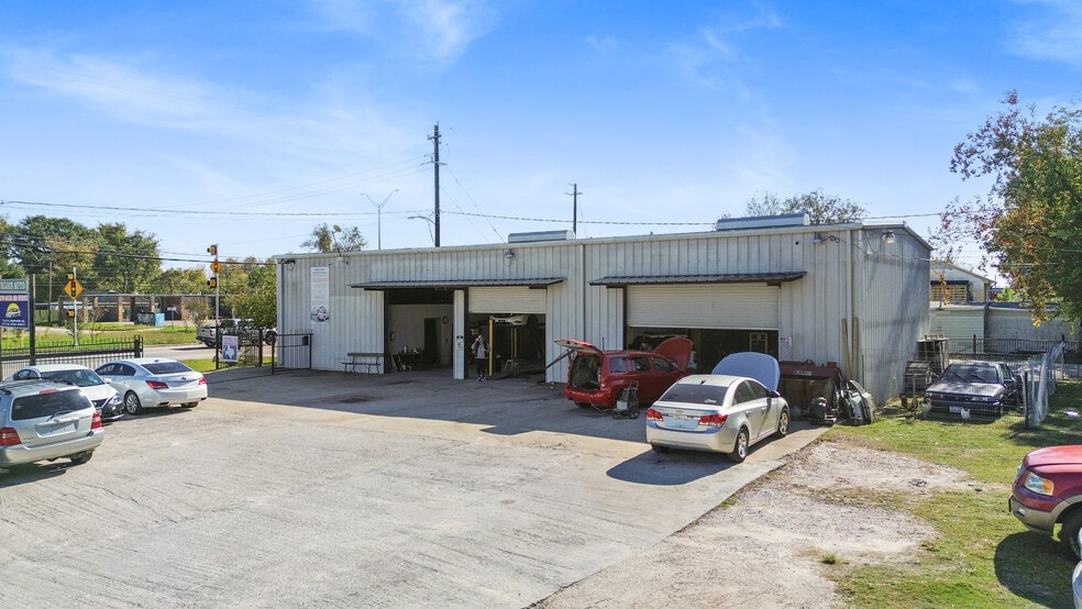 More Photos Of 7215 N Shepherd Dr, Houston Auto Repair For Sale