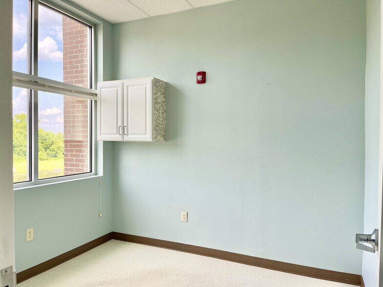 More Photos Of 2315 W Arbors Dr, Charlotte Medical For Lease