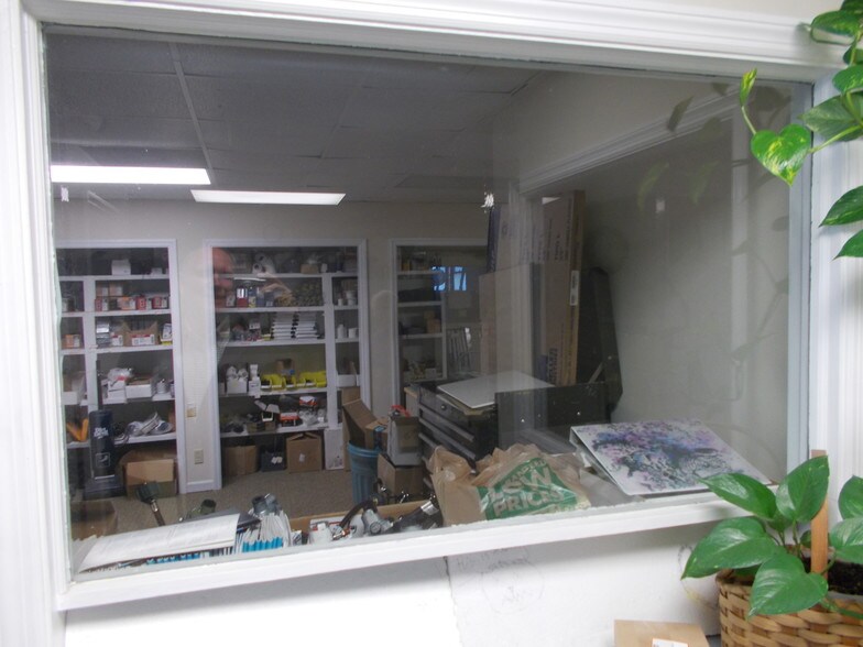 More Photos Of 225 W Hill St, Thomson Industrial For Sale