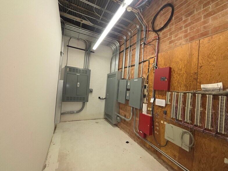 More Photos Of 1826 Albertson Rd, High Point Manufacturing For Lease