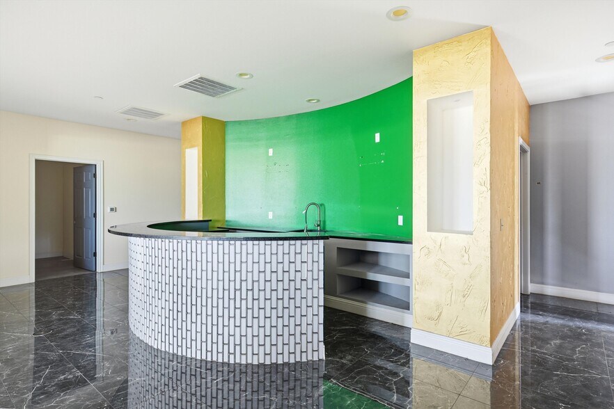More Photos Of 315 S University Parks Dr, Waco Storefront For Lease