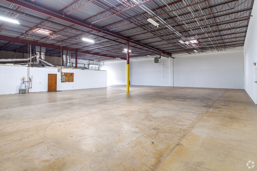 More Photos Of 2515 Willowbrook Rd, Dallas Warehouse For Lease