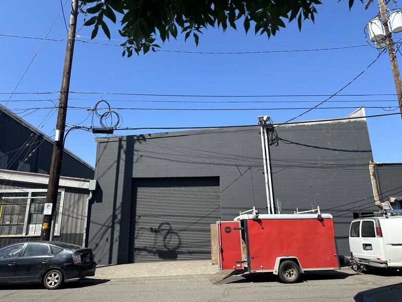 More Photos Of 721-723 N Tillamook St, Portland Showroom For Lease