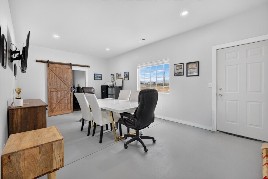 More Photos Of 506 E Stover Rd, Grandview Warehouse For Sale