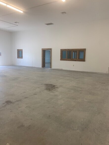 More Photos Of 3037 SW 3rd Ter, Okeechobee Showroom For Lease