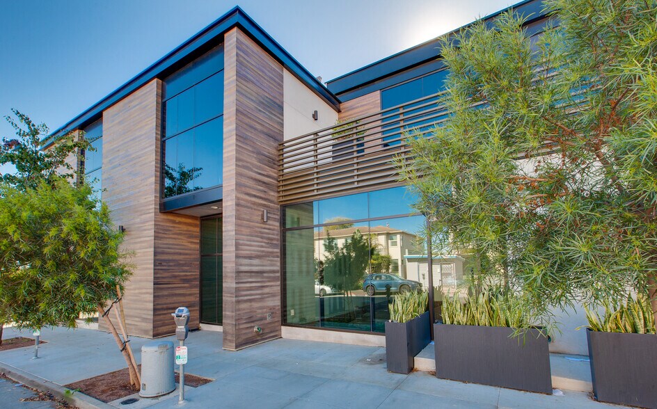 More Photos Of 3032 Wilshire Blvd, Santa Monica Storefront For Lease