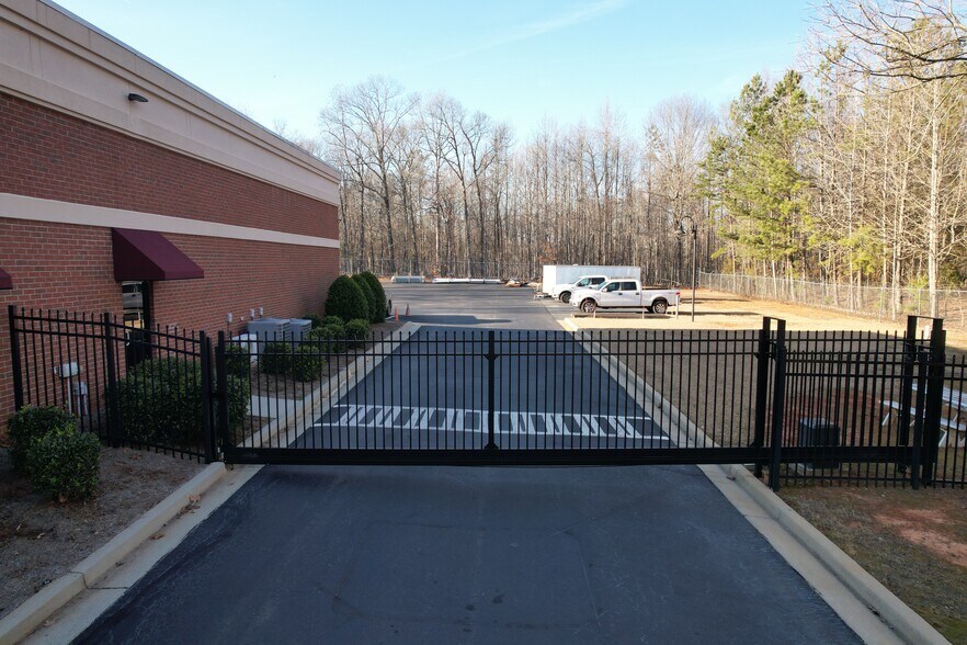 More Photos Of 4052 Thurmon Tanner Rd, Flowery Branch Flex For Lease