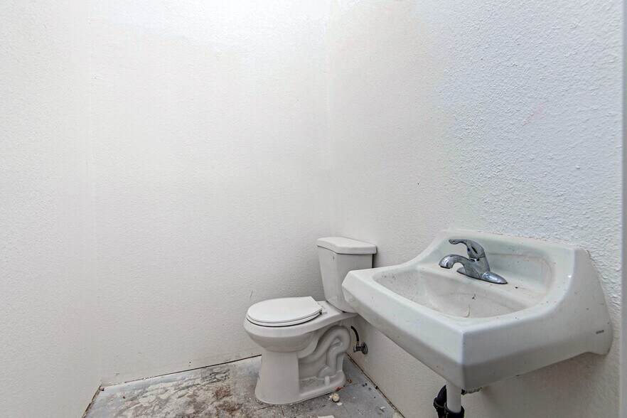 More Photos Of 5557 Cahuenga Blvd, North Hollywood Storefront For Lease