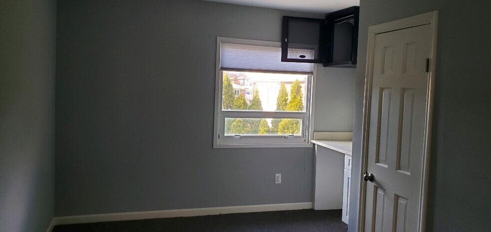 More Photos Of 1444 Clove Rd, Staten Island Office For Lease