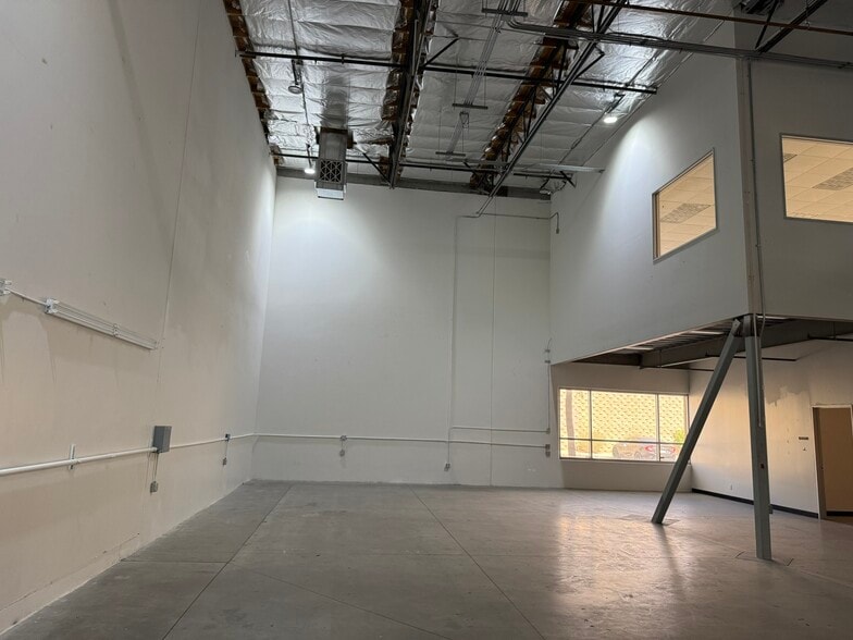 More Photos Of 34500 Gateway Dr, Palm Desert Warehouse For Lease