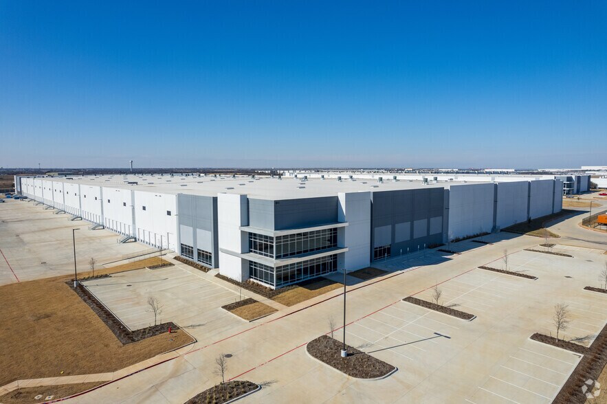 More Photos Of 280 S Intermodal Pky, Haslet Distribution For Lease