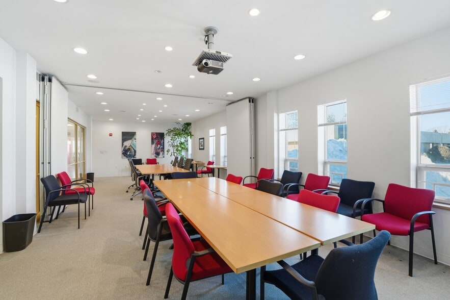 More Photos Of 19 John Clarke Rd, Middletown Office For Sale