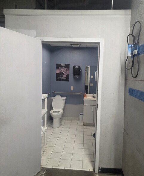 More Photos Of 1112 Monroe St, Toledo Service For Lease