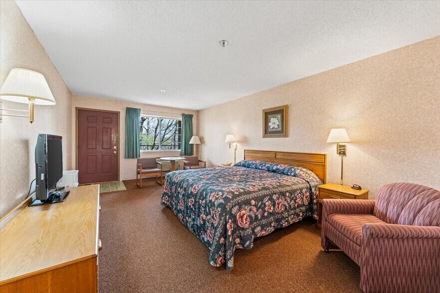 More Photos Of 3043 E Van Buren, Eureka Springs Hotel For Sale