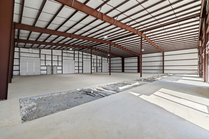 More Photos Of 202 W 1st St, Taylor Flex For Lease