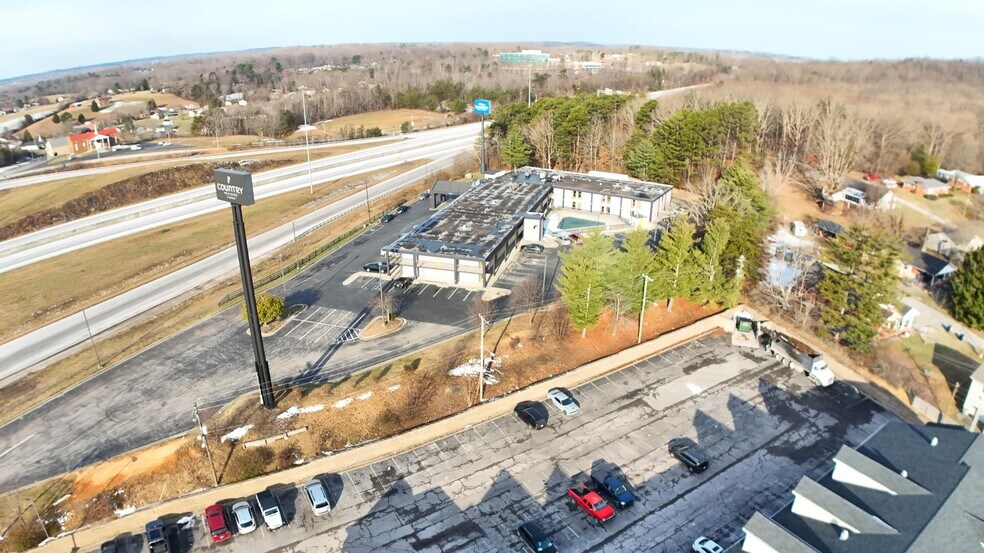 More Photos Of 2075 Highway 192 W, London Hotel For Sale