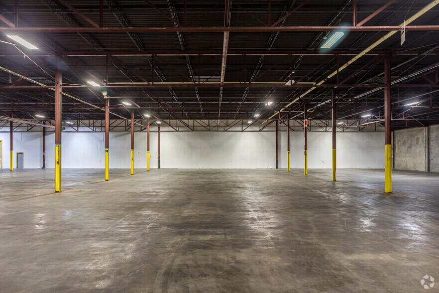 More Photos Of 1500 Delaware Ave, Des Moines Distribution For Sale