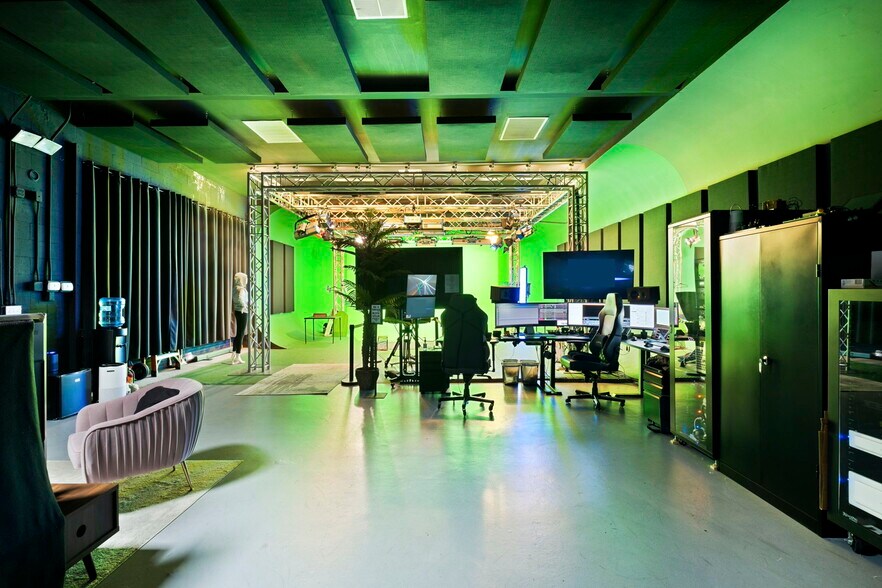 More Photos Of 5200 Venice Blvd, Los Angeles Loft Creative Space For Lease