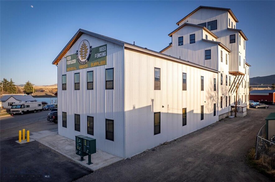 More Photos Of 924 E Park St, Livingston Apartments For Sale