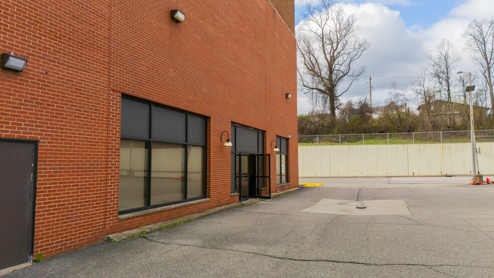 More Photos Of 1439 Sunset Blvd, Steubenville Flex For Sale